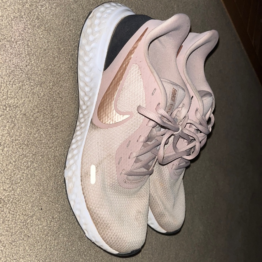 ROSE GOLD NIKE RUNNING SHOES